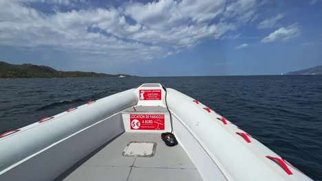 vista en primera persona de la proa del barco turístico navegando sobre la superficie del agua del mar mediterráneo en el norte de córcega, francia-1