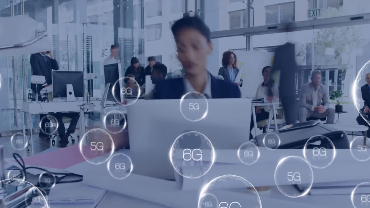 사무실에서 일하는 다양한 비즈니스 사람들 위에 6g 텍스트의 애니메이션