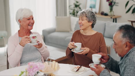divertidos, jubilados y amigos mayores en un té