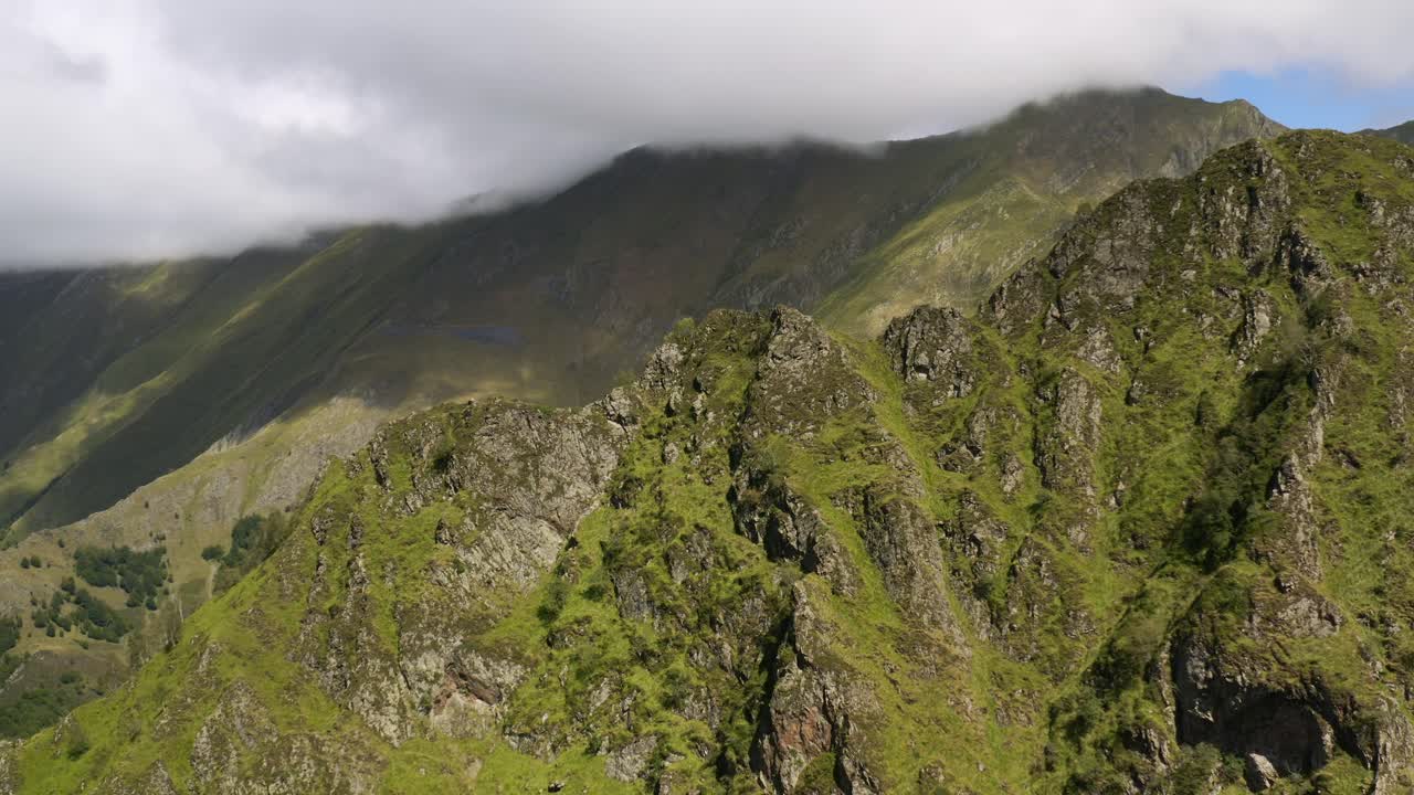 verano de montaña en los pirineos, descubrimiento en drone de los picos de ariège, en francia