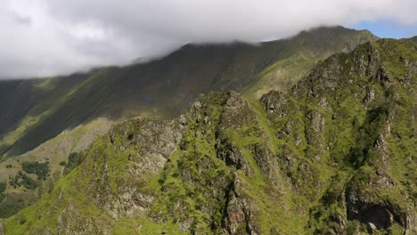 Verano-De-Montaña-En-Los-Pirineos,-Descubrimiento-En-Drone-De-Los-Picos-De-Ariège,-En-Francia