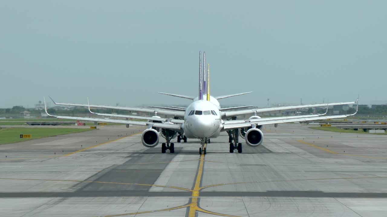 이륙을 기다리는 택시웨이의 비행기 라인업