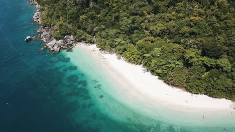 Drohnenantenne-Mit-Langsamem-Schwenk-Nach-Oben-über-Tropisches-Klares-Blau-Mit-Weißem-Sandstrand-Und-Tropischem-Wald