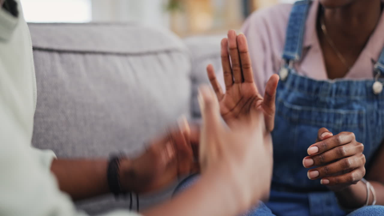 소파 에 앉은 부부 의 논쟁 과 손