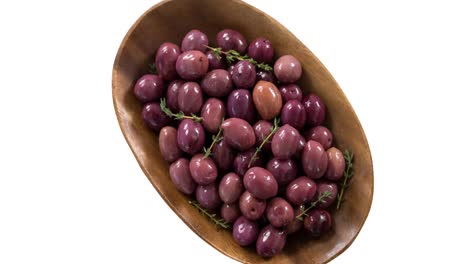 animación de aceitunas rojas en un cuenco sobre fondo blanco
