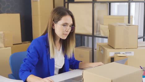 una mujer empresaria vende en el comercio electrónico.