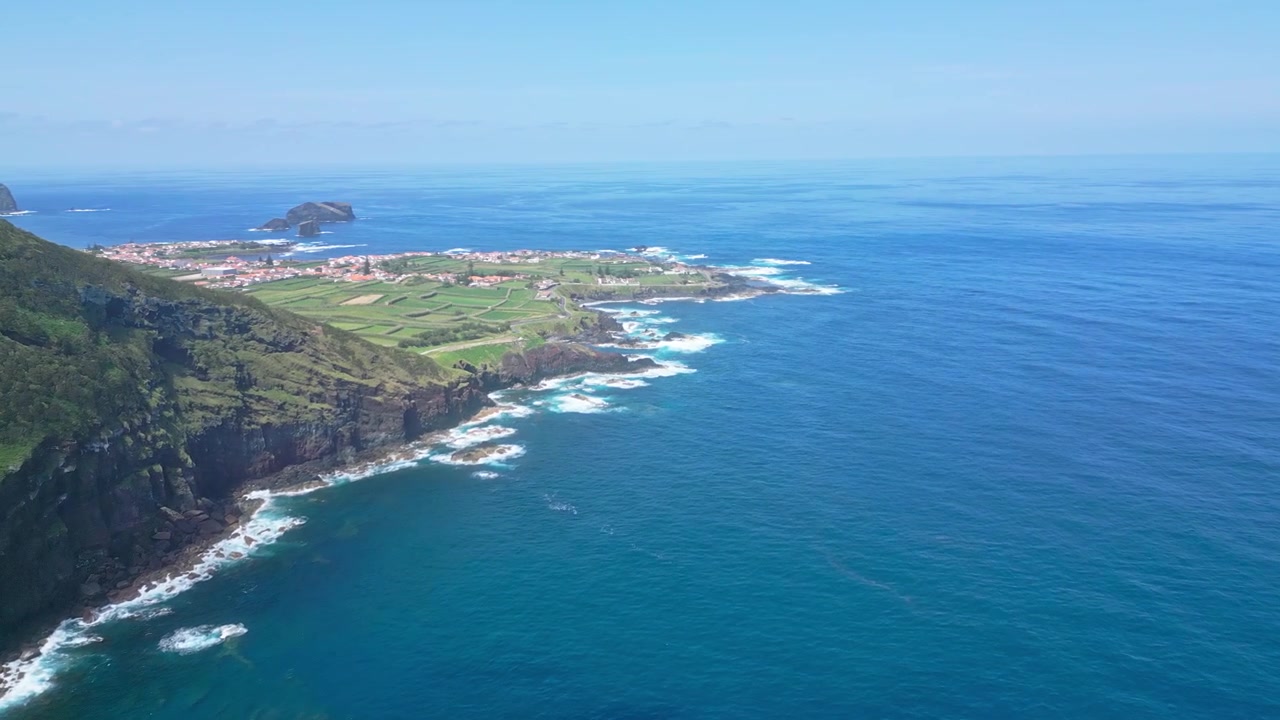 Mosteiros, São Miguel, Portogallo con scogliere e vaste acque blu dell'oceano in una giornata di sole, vista aerea