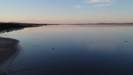 Flug-über-Den-Wunderschönen-Rosafarbenen-Lake-Bumbunga-In-Lalachiel,-Südaustralien