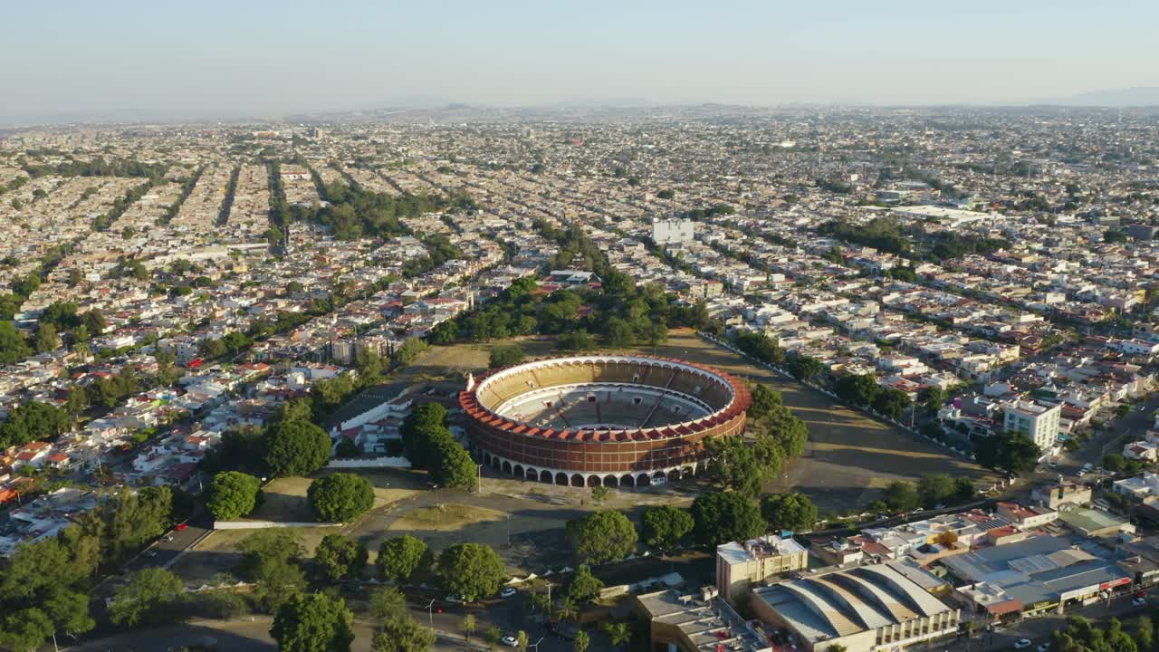 drone se acerca a plaza de toros nuevo progreso, panorámica hacia abajo