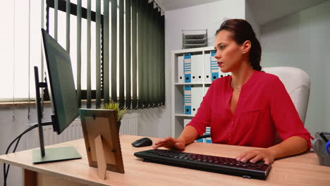 líder escribiendo en la computadora