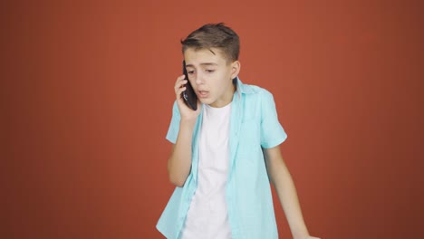 Niño-Enojado-Hablando-Por-Teléfono.
