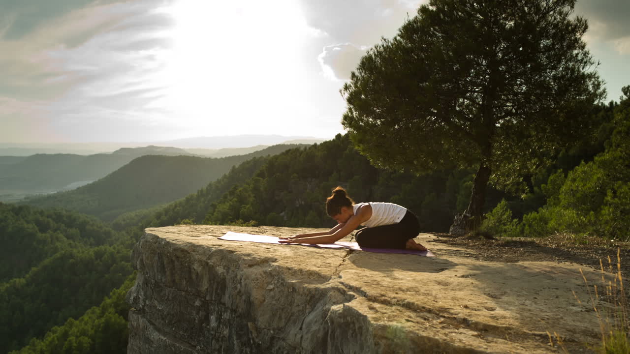 mujer haciendo yoga afuera 19