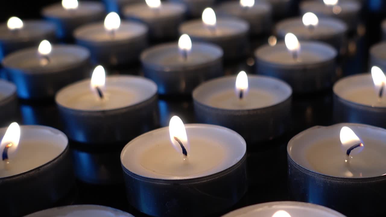 Candele su sfondo nero