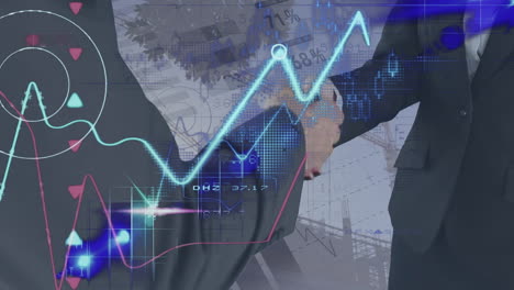 animación del procesamiento de datos sobre el sitio de construcción y hombres de negocios caucásicos estrechando la mano