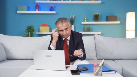 trabajador de oficina en casa expresando su mente y éxito a la cámara.