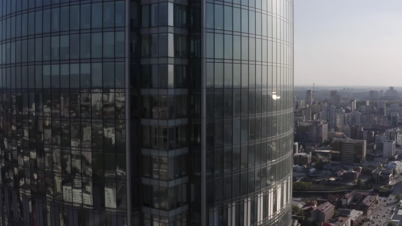 vista aérea de un rascacielos moderno en una ciudad