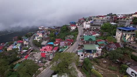 Imágenes-Aéreas-De-La-Ciudad-De-Baguio-En-Un-Día-Gris-Y-Sombrío,-Con-Cielos-Nublados,-Edificios-Y-Exuberante-Vegetación.