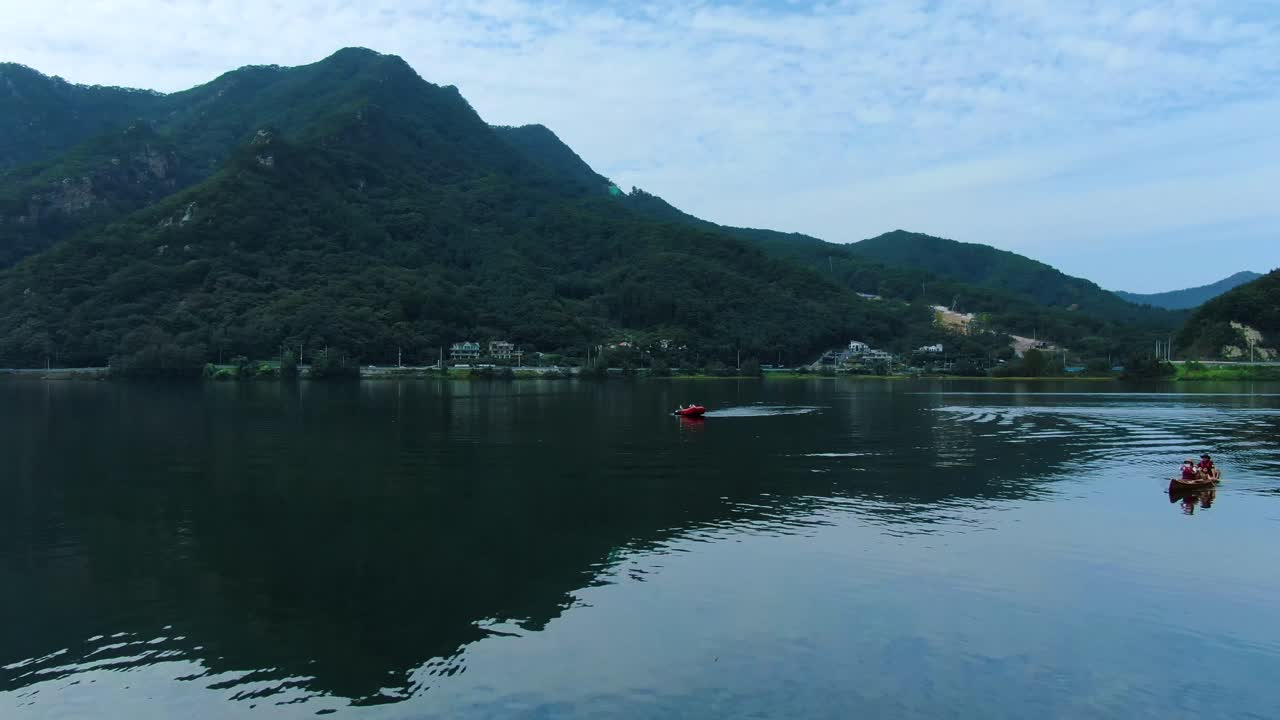 카누를 이끄는 빨간 모터보트