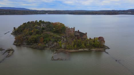 Verlassene-Insel-Auf-Einer-Burg