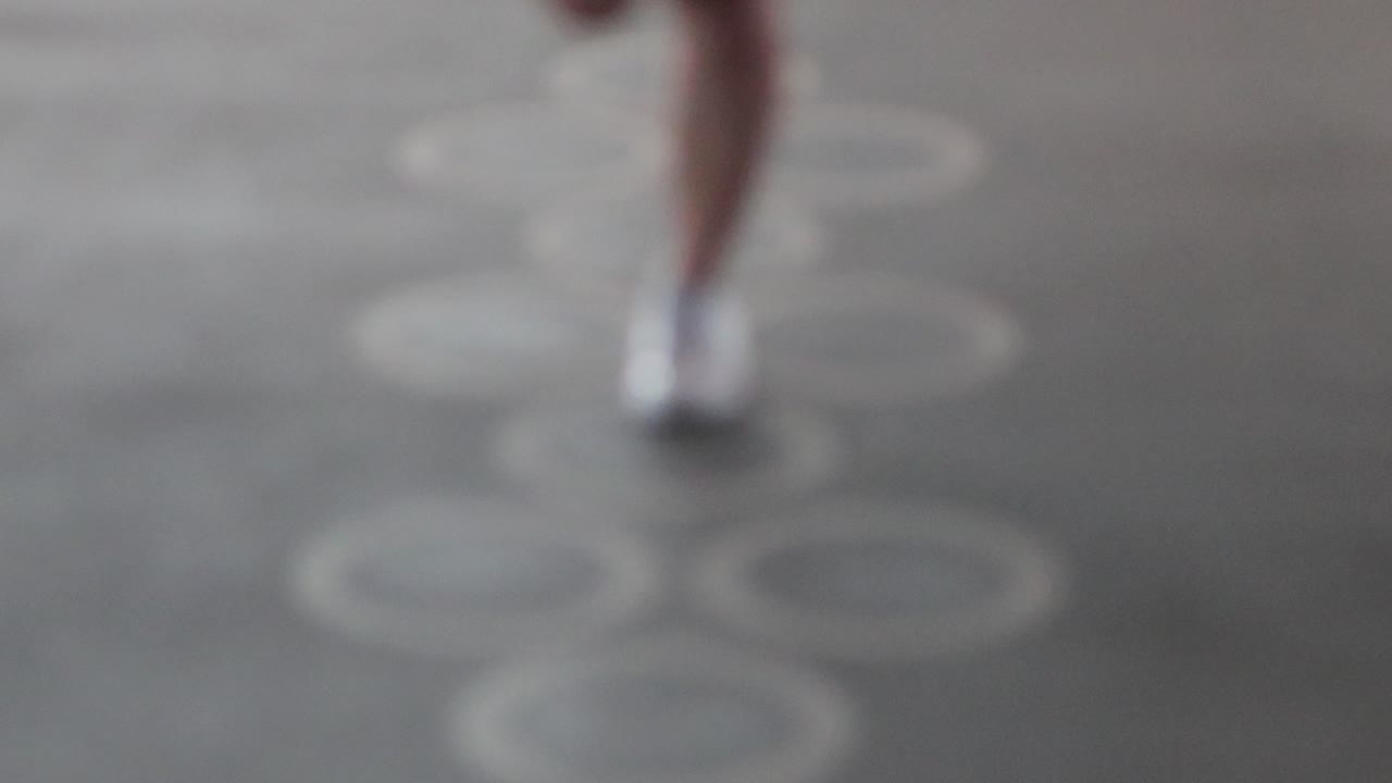 정렬된 원형 패턴을 통해 순차적인 점프