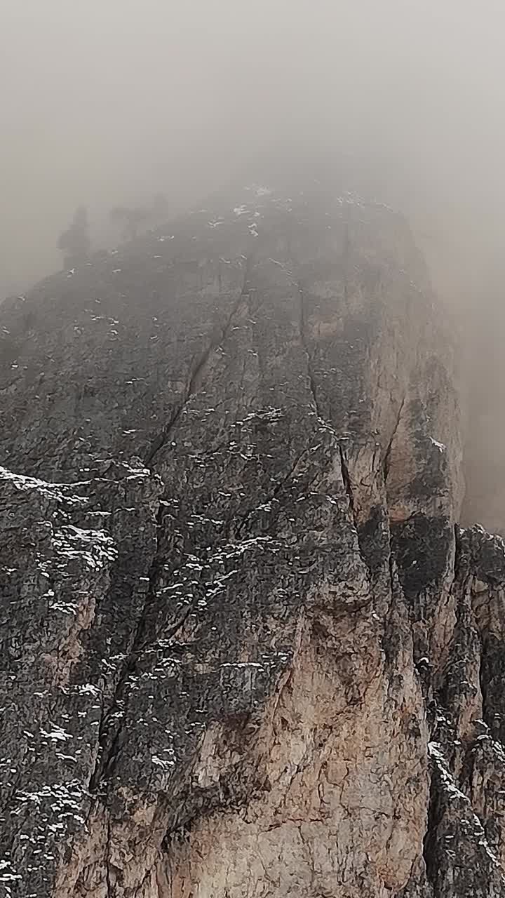 Le nuvole coprono le cime alpine delle Alpi italiane durante la stagione invernale.