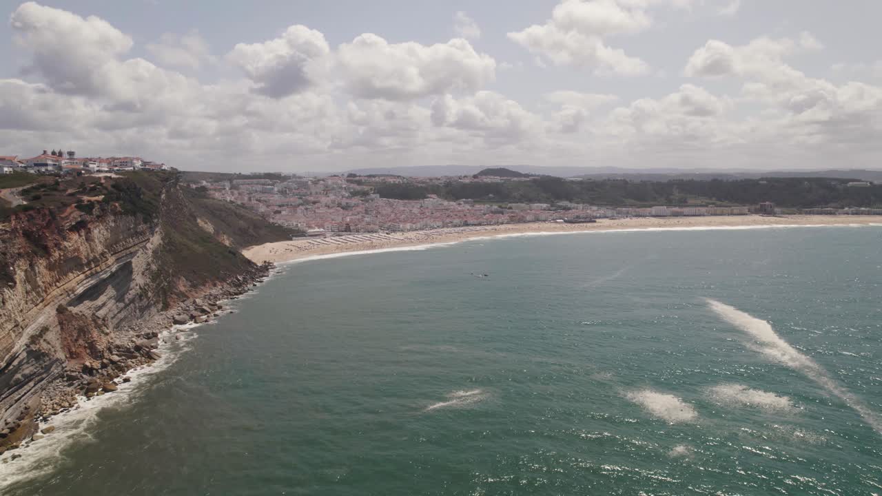 vista aérea de la playa de nazare, ciudad costera y océano atlántico, portugal