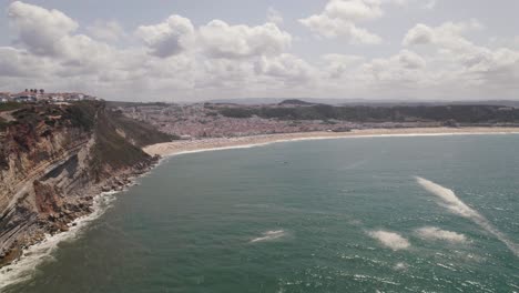 Vista-Aérea-De-La-Playa-De-Nazare,-Ciudad-Costera-Y-Océano-Atlántico,-Portugal