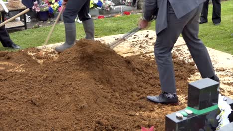 Primer-Plano-De-Un-Ataúd-Fúnebre-En-Un-Coche-Fúnebre-O-Capilla-O-Entierro-En-El-Cementerio