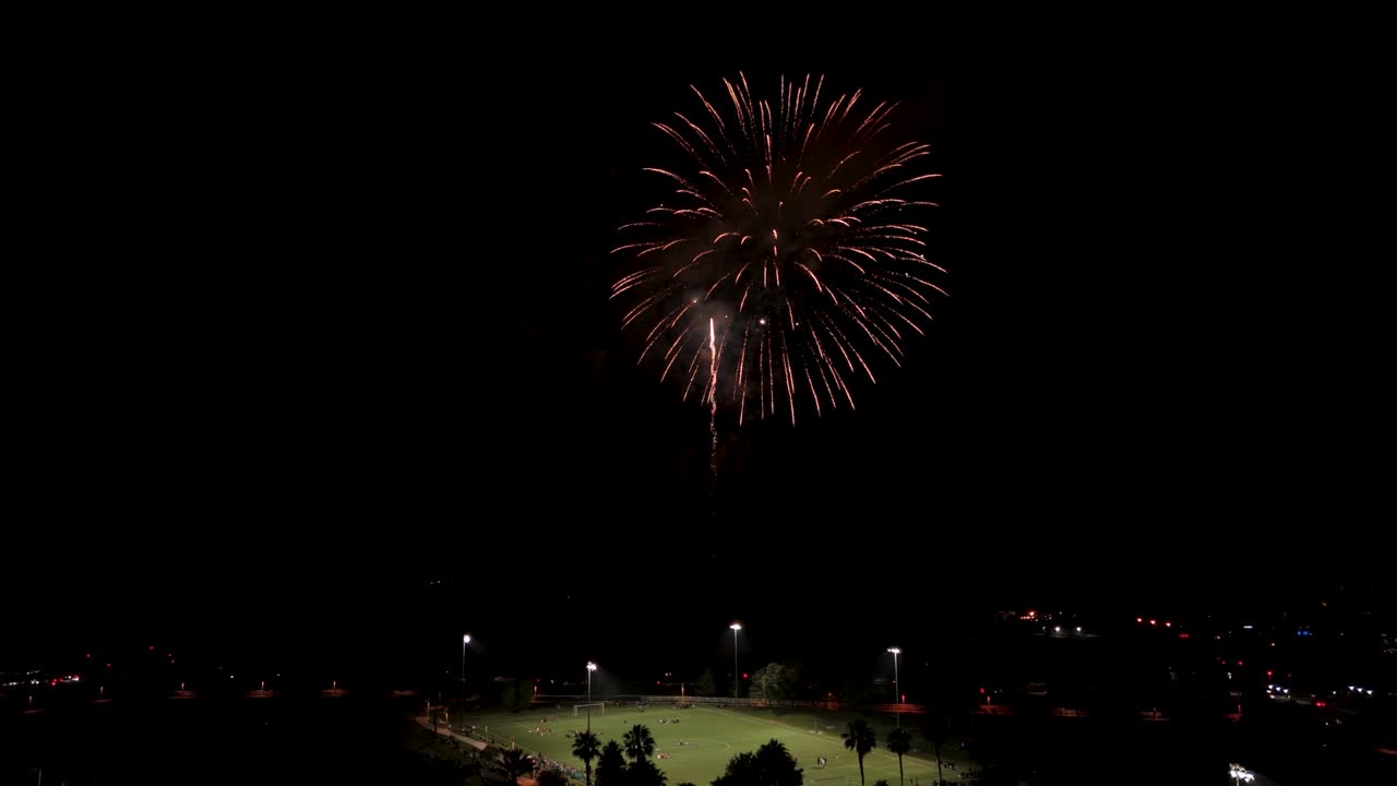 vibrantes y coloridos fuegos artificiales estallan en el cielo nocturno durante la celebración del 4 de julio.