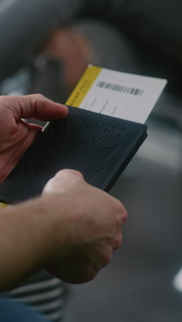 persona con pasaporte y tarjeta de embarque
