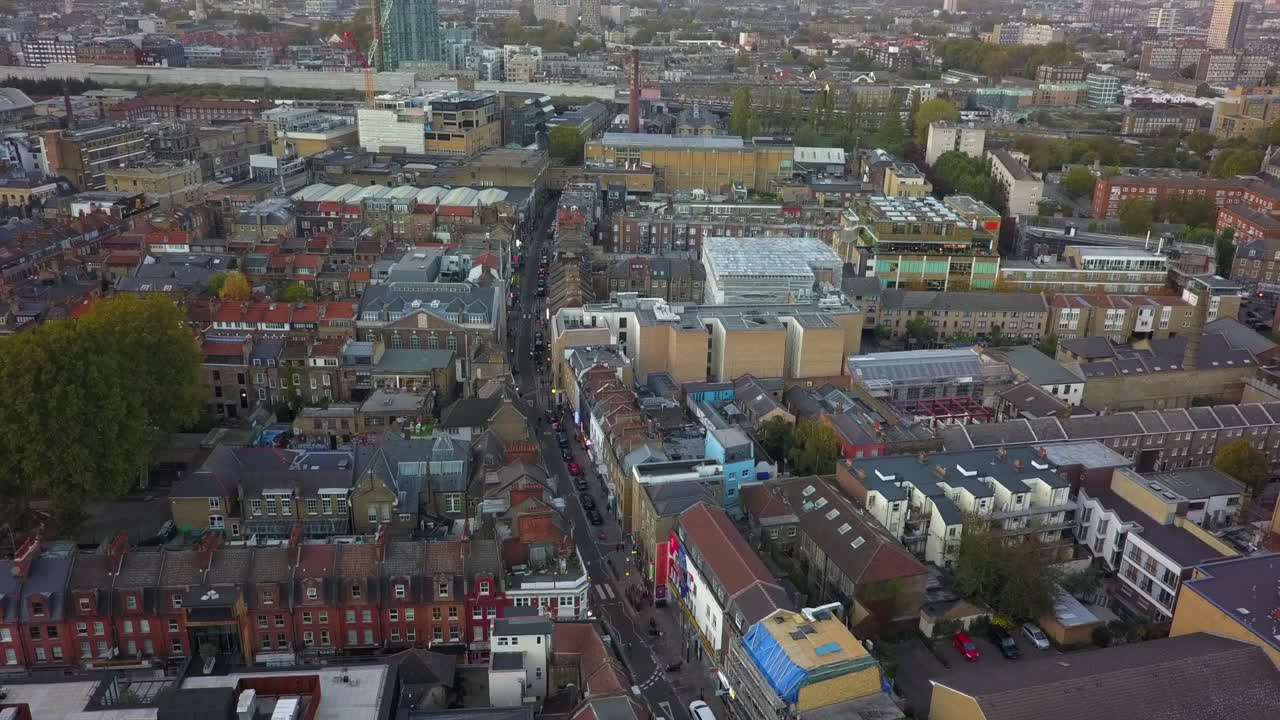 북쪽을 바라보며 런던 영국의 브릭 레인 지구 위로 공중 상승