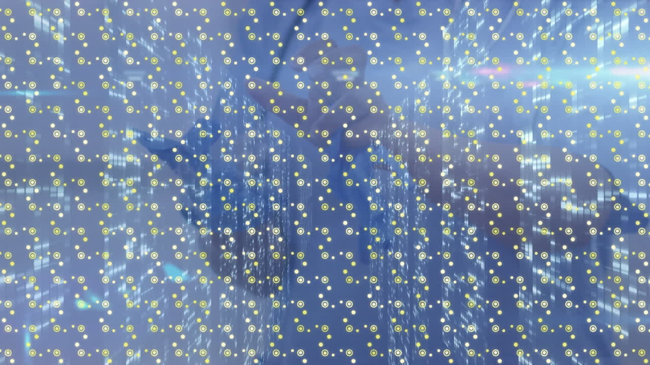 파란색 카레이도스코프 모양의 움직이는 모양 위에 보라색 빛의 흔적의 애니메이션