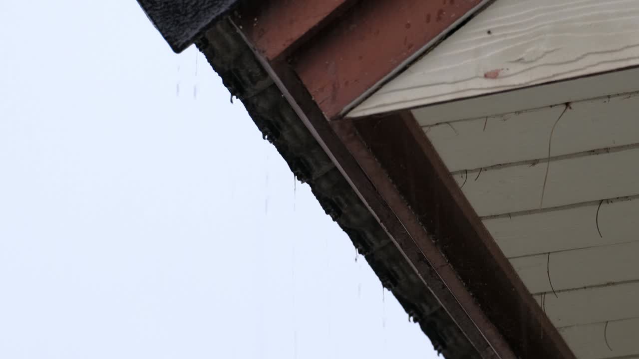 aproximarse. la lluvia que cae del techo durante la temporada de lluvias. sentirse solo.