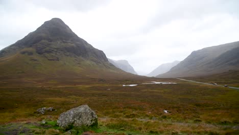 viendo una impresionante cordillera en las tierras altas de escocia
