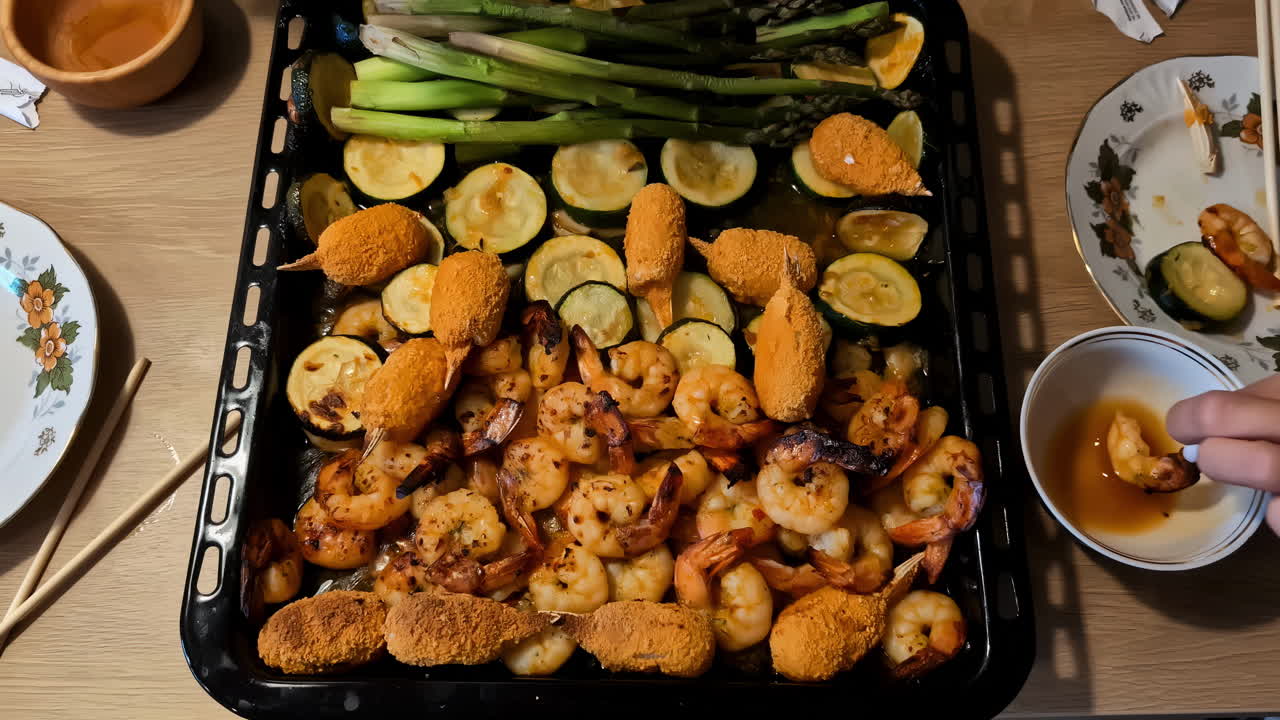 테이블 위 에 는 소스 와 함께 그릴 된 해산물 과 채소 를 맛있게 뿌리는 것