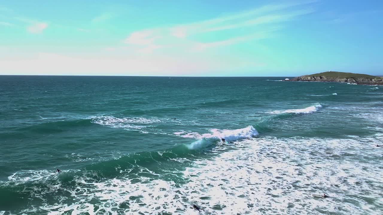 푸른 바다에서 파도를 타는 서퍼