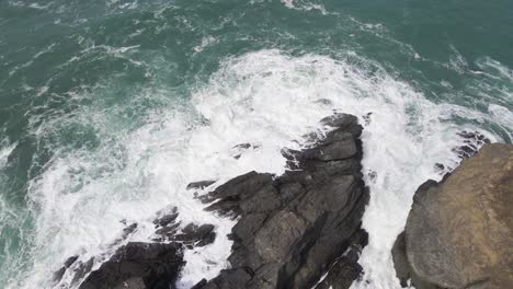 4K-Drohnenaufnahmen,-Luftaufnahme-Von-Wellen,-Die-Auf-Felsen-Krachen,-Während-Möwen-über-Brookings,-Oregon,-Nordkalifornien-Fliegen