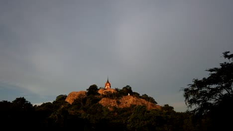 Wat-Phra-Phutthachai-Es-Un-Destino-Turístico-Para-Extranjeros-Y-Ciudadanos-Tailandeses-Que-Buscan-Bendiciones