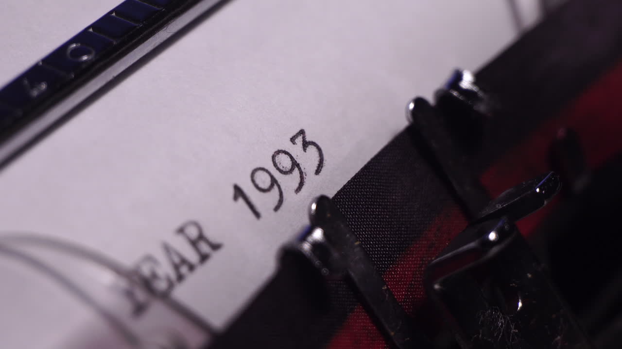 1993년, 빈 화이트 페이퍼에 빈티지 타자기로 타이핑하는 모습, 클로즈업