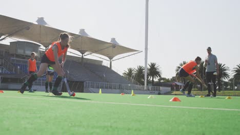 Eishockeyspielerinnen-Trainieren-Auf-Einem-Feld