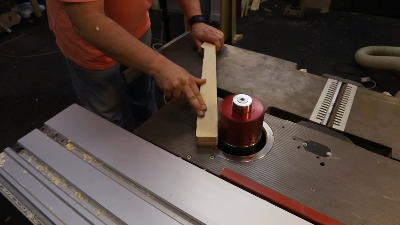 el cuello de la guitarra siendo moldeado por un luthier