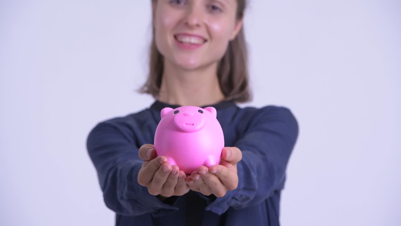 joven feliz y hermosa mujer de negocios con una alcancía