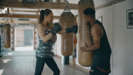 hombre y mujer entrenando en el gimnasio de boxeo