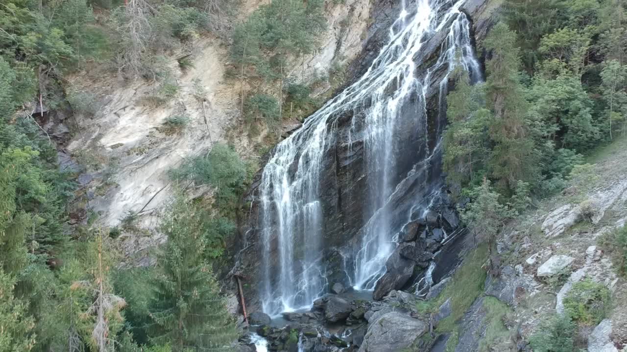 vistas aéreas de cascadas en el valle de aosta