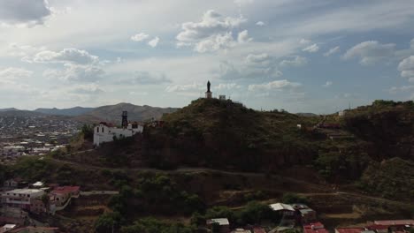 toma frontal de un avión no tripulado de una mina en el parral chihuahua, méxico, descubriendo la ciudad en el fondo