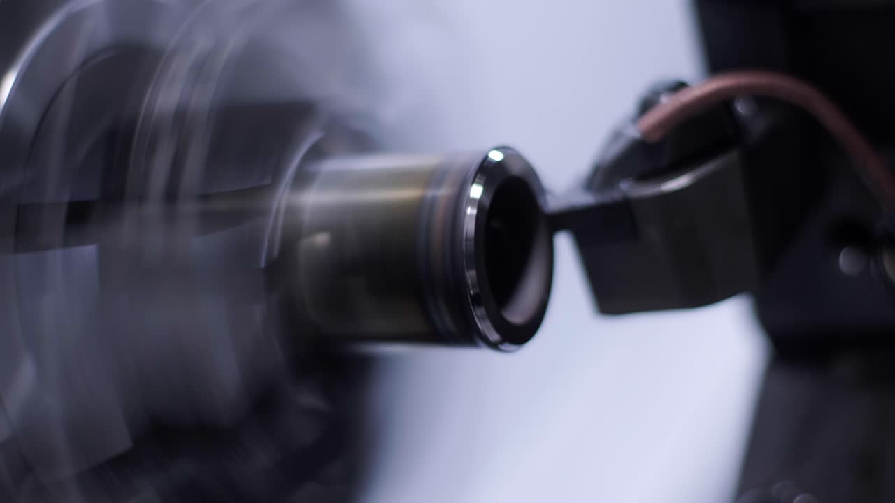 torno de metal en primer plano. torno, procesamiento de metales