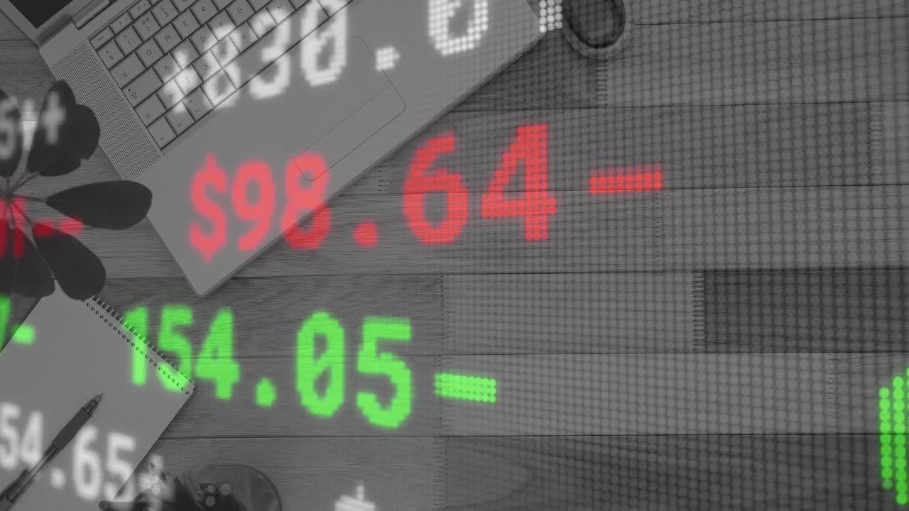 노트북으로 책상에서 금융 데이터 처리의 애니메이션