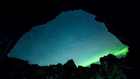aurora boreal a través de una cueva
