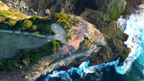 Drone-Aéreo-Promontorio-Rocoso-Litoral-Acantilado-Mirador-Olas-Rompiendo-Terrigal-Skillion-El-Refugio-Costa-Central-Turismo-Naturaleza-Viajes-Australia