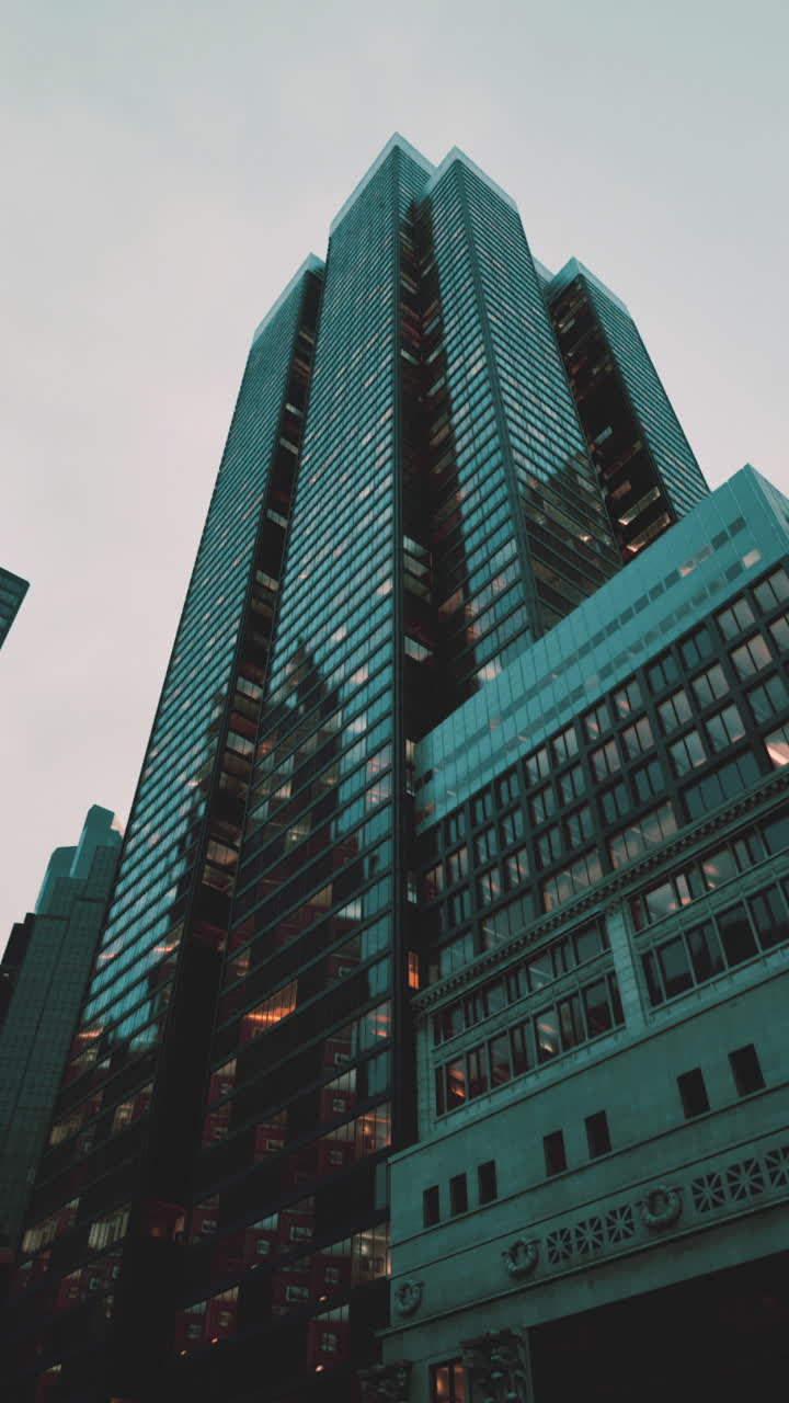 un rascacielos moderno al anochecer